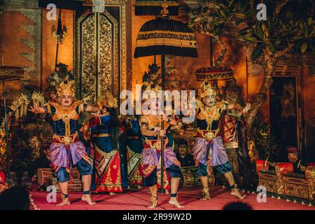 UBUD, BALI, INDONESIA - 10 FEBBRAIO 2023: La danza tradizionale Legong e Barong nel Palazzo di Ubud viene eseguita da attori professionisti locali con abiti colorati, gesti espressivi ed espressioni facciali Foto Stock