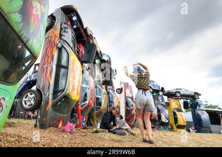 Somerset, Regno Unito. 25 giugno 2023. Carhenge, un'installazione dell'artista Joe Rush, al Glastonbury Festival presso Worthy Farm nel Somerset. Data foto: Domenica 25 giugno 2023. Il credito fotografico dovrebbe essere: Matt Crossick/Empics/Alamy Live News Foto Stock