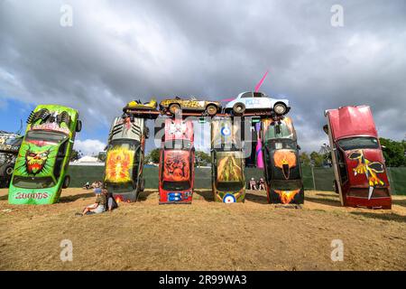 Somerset, Regno Unito. 25 giugno 2023. Carhenge, un'installazione dell'artista Joe Rush, al Glastonbury Festival presso Worthy Farm nel Somerset. Data foto: Domenica 25 giugno 2023. Il credito fotografico dovrebbe essere: Matt Crossick/Empics/Alamy Live News Foto Stock