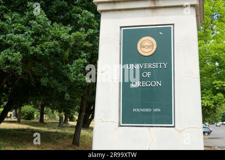 Eugene, OREGON, USA - 13 giugno 2023; Sign On Pillar all'ingresso della University of Oregon a Eugene Foto Stock