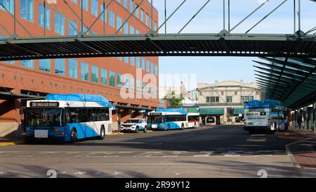 Salem, OREGON, USA - 13 giugno 2023; stazione degli autobus di Salem Oregon con flotta di gas naturale Cherriots in stand Foto Stock