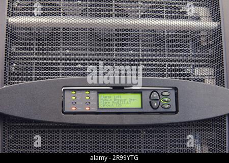 Pannello di controllo con modulo di allarme UPS del gruppo di continuità nella sala server, errore di avvertimento spia rossa Foto Stock