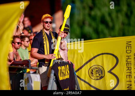 Drammen, Norvegia, 25 giugno 2023. Tifoso Bodø/Glimt con il famoso spazzolino da denti durante la partita tra Strømsgodset e Bodø/Glimt allo stadio Marienlyst di Drammen. Crediti: Frode Arnesen/Alamy Live News Foto Stock