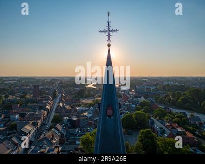 Duffel, Anversa, Belgio, 15 giugno 2023, Vista aerea sulla chiesa di San Martino, o Sint Martinus, nella città o villaggio di Duffel, nella zona di Anversa foto aerea che mostra le case e le strade del villaggio. Foto di alta qualità Foto Stock