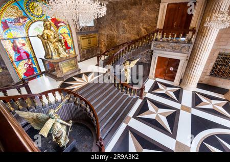 Cebu City, Cebu, Filippine-January18 2023: Le scale inferiori conducono alla statua in bronzo della "Regina" Leah, seduto sul suo trono d'oro, un testamento Foto Stock