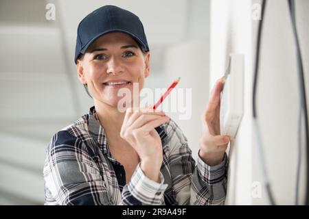 splendida donna con una matita rossa che guarda la fotocamera Foto Stock