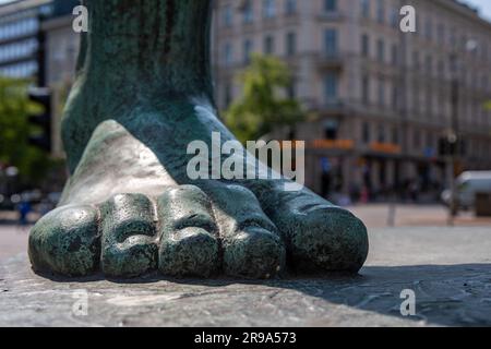 Primo piano della statua di Kolmen sepän patsas o Three Smiths a Helsinki, Finlandia Foto Stock