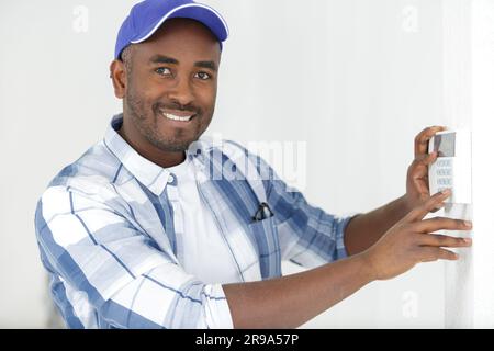 Installazione di un termostato programmabile Foto Stock