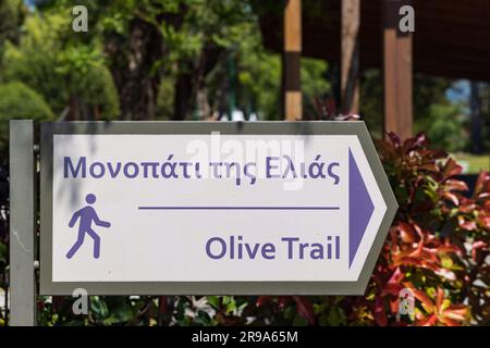 Salonicco, Grecia - 28 aprile 2023: Signplate Olive Trail presso l'American Farm School Grounds di Salonicco, Macedonia centrale, Grecia Foto Stock