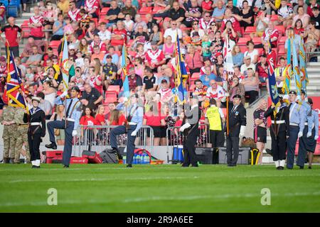 Eccles, Regno Unito. 25 giugno 2023. Le forze Armate sfilano i loro colori prima del Betfred Super League Round 16 Match Salford Red Devils vs Wigan Warriors all'AJ Bell Stadium, Eccles, Regno Unito, 25 giugno 2023 (foto di Steve Flynn/News Images) a Eccles, Regno Unito il 25/6/2023. (Foto di Steve Flynn/News Images/Sipa USA) credito: SIPA USA/Alamy Live News Foto Stock