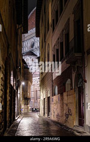 Firenze, Italia - 22 novembre 2022: Vista sulla strada della Cattedrale di Santa Maria a Firenze Foto Stock