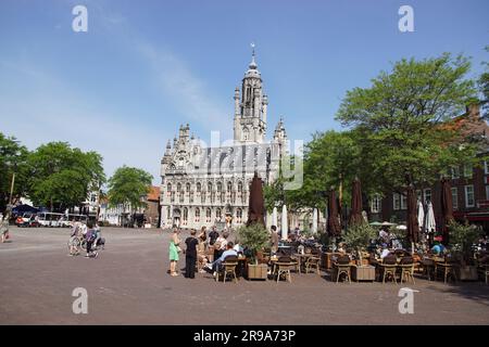 Municipio tardo gotico di Middelburg, sulla piazza del Markt con turisti e terrazze. Piccolo treno elettrico. Case. Estate. Paesi Bassi Foto Stock