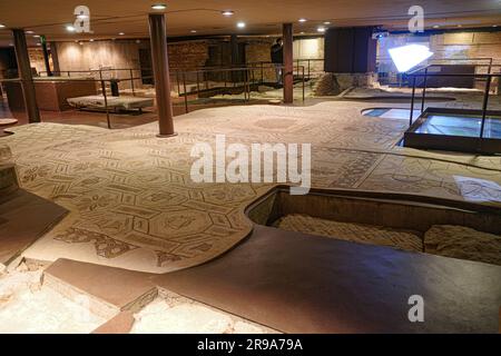 Firenze, Italia - 22 novembre 2022: Tombe nella cripta del Duomo Cattedrale Santa Maria del Fiore Foto Stock