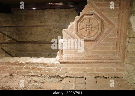 Firenze, Italia - 22 novembre 2022: Tombe nella cripta del Duomo Cattedrale Santa Maria del Fiore Foto Stock