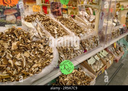 Firenze, Italia - 22 novembre 2022: Funghi Porcini freschi in vendita al mercato centrale indoor Foto Stock