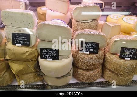 Pecorino in vendita nel mercato centrale di Florences Foto Stock