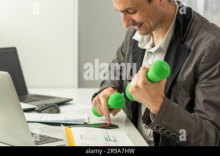 Imprenditore fare esercizio con il manubrio Foto Stock