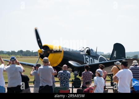 Goodyear Corsair FG-1D che si aggira davanti alla folla durante l'annuale Duxford Summer Air Show all'IWM Duxford nel Cambridgeshire. Quest'anno ricorre il 50° anniversario del primo spettacolo aereo a Duxford. Data foto: Domenica 25 giugno 2023. Foto Stock