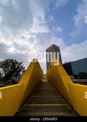 Rotterdam, Paesi Bassi - 10 ottobre 2021: Il Luchtsingel è una passerella in legno dipinta di giallo a Rotterdam. Foto Stock