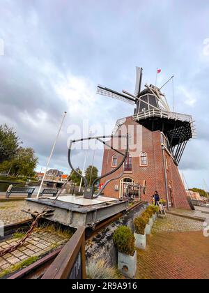 Amsterdam, Paesi Bassi - 14 ottobre 2021: Molen de Adriaan o Adrian Windmills ad Haarlem, la capitale della provincia dell'Olanda settentrionale, anche a p Foto Stock