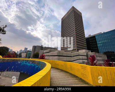 Rotterdam, Paesi Bassi - 10 ottobre 2021: Il Luchtsingel è una passerella in legno dipinta di giallo a Rotterdam. Foto Stock