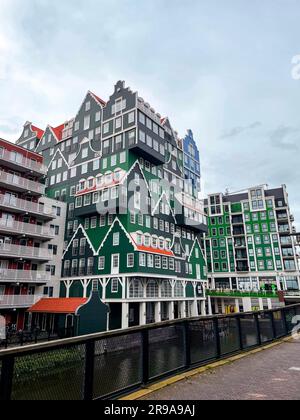 Zaandam, Paesi Bassi - 13 ottobre 2021: Vista esterna dell'hotel Inntel situato a Zaandam. La suggestiva facciata contiene quasi 70 stili della casa Zaans Foto Stock