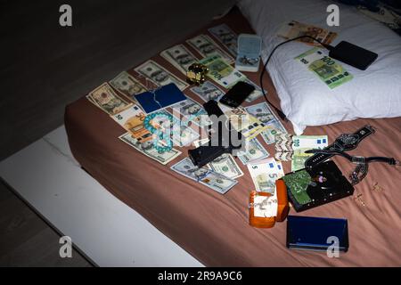 Sacchetto di prova accanto alle banconote in dollari in un'unità di indagine sul crimine, immagine concettuale Foto Stock