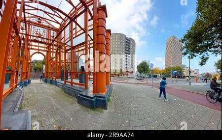 Rotterdam, Paesi Bassi - 10 ottobre 2021: Ricostruzione del Delftsche Poort, realizzata nel 1995 da Cor Kraat. Foto Stock