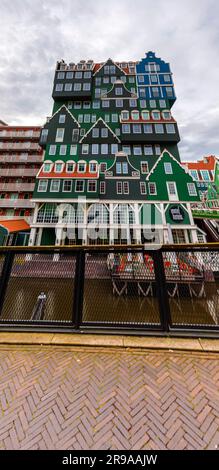 Zaandam, Paesi Bassi - 13 ottobre 2021: Vista esterna dell'hotel Inntel situato a Zaandam. La suggestiva facciata contiene quasi 70 stili della casa Zaans Foto Stock