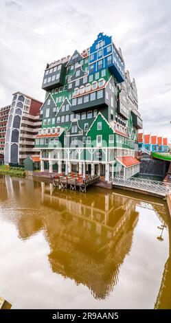 Zaandam, Paesi Bassi - 13 ottobre 2021: Vista esterna dell'hotel Inntel situato a Zaandam. La suggestiva facciata contiene quasi 70 stili della casa Zaans Foto Stock