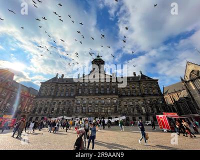 Amsterdam, NL - 10 ottobre 2021: Il Palazzo reale di Amsterdam in Piazza Dam è uno dei tre palazzi dei Paesi Bassi a disposizione del Foto Stock