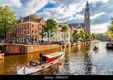 Amsterdam, NL - 10 ottobre 2021: Canali e architettura tipica olandese ad Amsterdam, una delle destinazioni turistiche più popolari d'Europa. Foto Stock