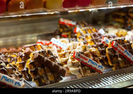 Amsterdam, NL - 12 ottobre 2021: Stroopwafel con cioccolato, tipici spuntini dolci olandesi su un'esposizione di caffè. Foto Stock