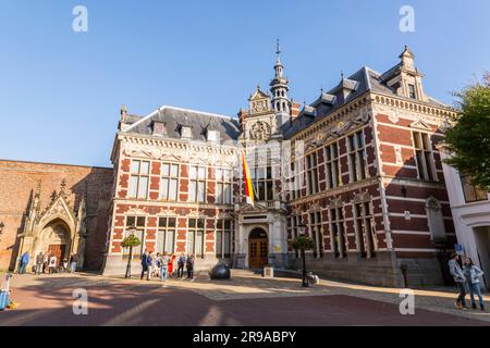 Utrecht, NL - 9 ottobre 2021: Facciata dell'Academiegebouw Universiteit Utrecht, sala dell'Università di Utrecht in piazza Janskerkhof, Utrecht, NL. Foto Stock