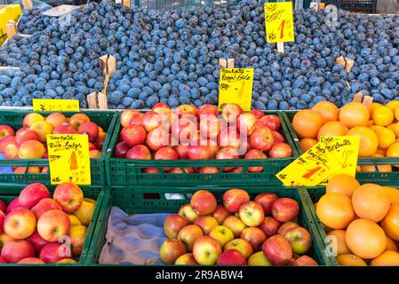 Mele, arance e susine per la vendita su un mercato Foto Stock