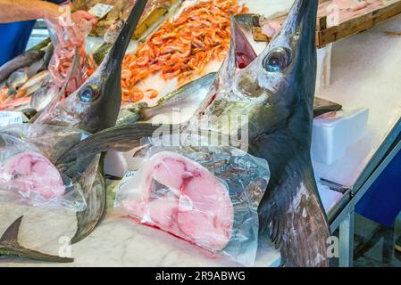 Pesce spada fresco in un mercato a Palermo, in Sicilia Foto Stock