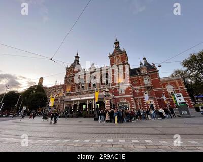 Amsterdam, NL - 12 ottobre 2021: Lo Stadsschouwburg è un edificio teatrale presso la Leidseplein di Amsterdam, Paesi Bassi. Foto Stock