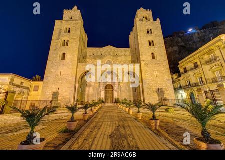 La cattedrale normanna di Cefalù in Sicilia di notte Foto Stock