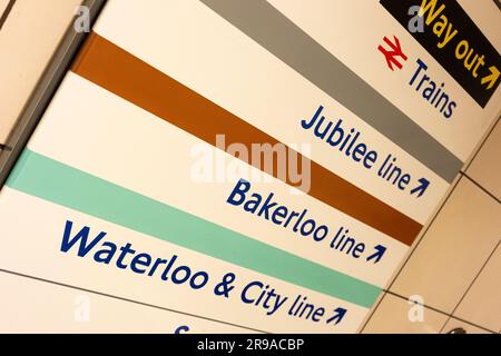 Indicazioni stradali sulla metropolitana di Londra che mostra l'uscita, le linee Jubilee, Bakerloo, Waterloo e City e South Bank. REGNO UNITO Foto Stock