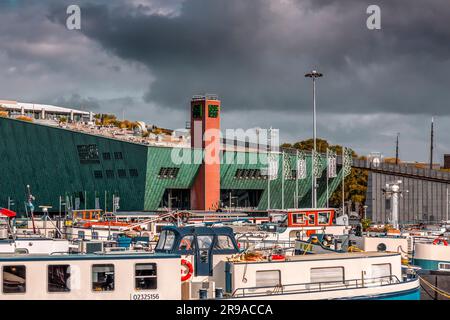 Amsterdam, NL - 11 ottobre 2021: Il NEMO Science Museum è un centro scientifico di Amsterdam, NL. Contiene cinque piani di mostre scientifiche pratiche ed è Foto Stock