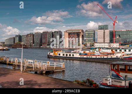 Amsterdam, NL - 11 ottobre 2021: Canali e tipica architettura olandese ad Amsterdam, una delle destinazioni turistiche più popolari in Europa. Foto Stock