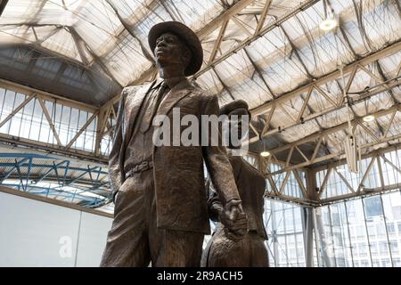 Il National Windrush Monument dello scultore Basil Watson, che commemora gli immigrati britannici delle Indie occidentali che arrivano nel Regno Unito. Londra Waterloo, Inghilterra Foto Stock