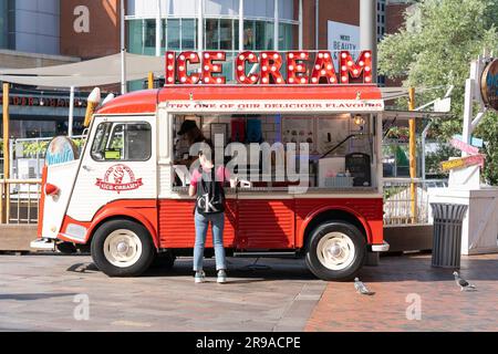 Una donna che acquista un gelato da un furgone che vende un gelato pluripremiato sull'Oracle Riverside, vicino al fiume Kennet a Reading. REGNO UNITO Foto Stock