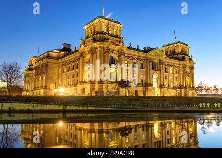 Il Reichstag sulla Sprea a Berlino dopo il tramonto Foto Stock