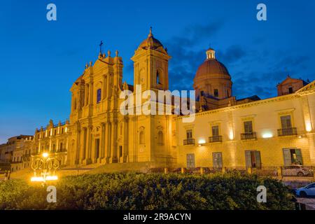 La famosa cattedrale di noto in Sicilia di notte Foto Stock