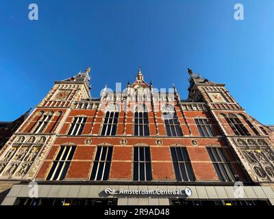 Amsterdam, Paesi Bassi - 15 ottobre 2021: La stazione centrale di Amsterdam è la più grande stazione ferroviaria di Amsterdam, Olanda settentrionale, Paesi Bassi. Foto Stock