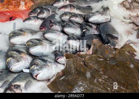 Pesce fresco per la vendita su un mercato Foto Stock
