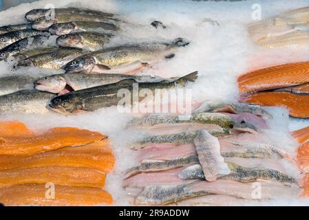 Filetto di pesce fresco in vendita presso un mercato Foto Stock