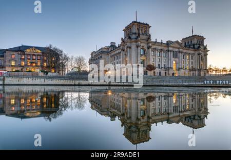 Il Reichstag sulla Sprea a Berlino al tramonto Foto Stock