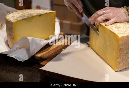 Ruota di 7 mesi di stoffa legata Cheddar, Grafton Village Cheese Shop, Grafton, Vermont, USA Foto Stock